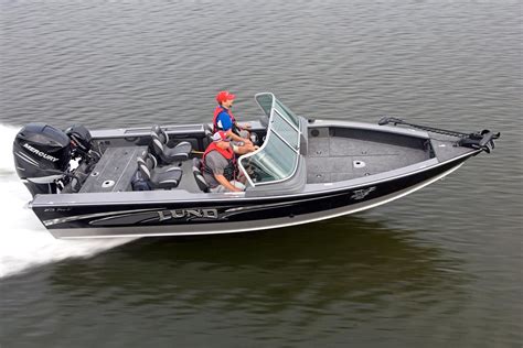 Boat lund - The Lund Angler aluminum 16 foot fishing boat is designed for shallow water but with the deep-V hull handles big water with ease. Available in a full windshield (Sport), side console (SS) and tiller.